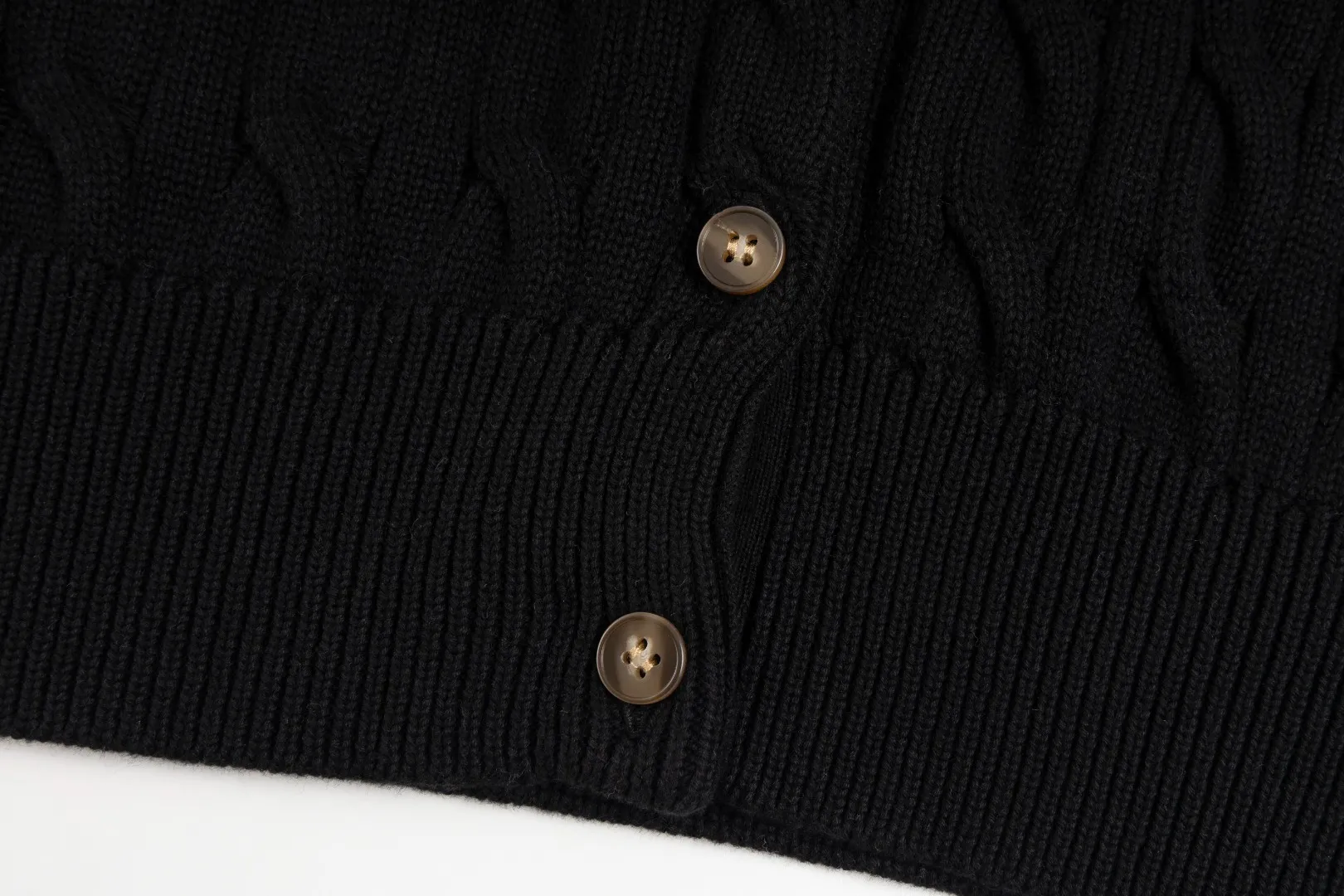 P230 #R93 RALPH LAUREN Ralph Lauren twelve colors classic small label embroidery logo seven-button knitted cable cardigan sweater women's top, high-density LOGO embroidery on the chest, original customization of tag accessories. Made of pure cotton yarn, pure cotton is skin-friendly and comfortable, small label war horse embroidered twist button cardigan sweater 🐎 high quality, follow the blogger to learn how to wear it! Let’s buy a Ralph Lauren cable sweater. It’s a super hard-to-find series after it became popular. It’s hard to find one on the official website. It’s simple and practical to wear, with a lazy and loose feel. The thickened fabric has more texture, feels soft and delicate, and has a loose fit. Whether worn alone or layered, you can wear different styles of fashion with just one piece!   Size:
